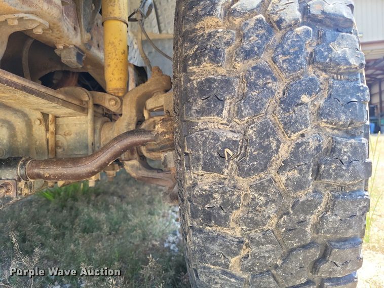 image for item LS9686 2001 Ford F350 Super Duty XL  Crew Cab utility bed pickup truck