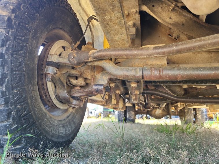 image for item LS9686 2001 Ford F350 Super Duty XL  Crew Cab utility bed pickup truck