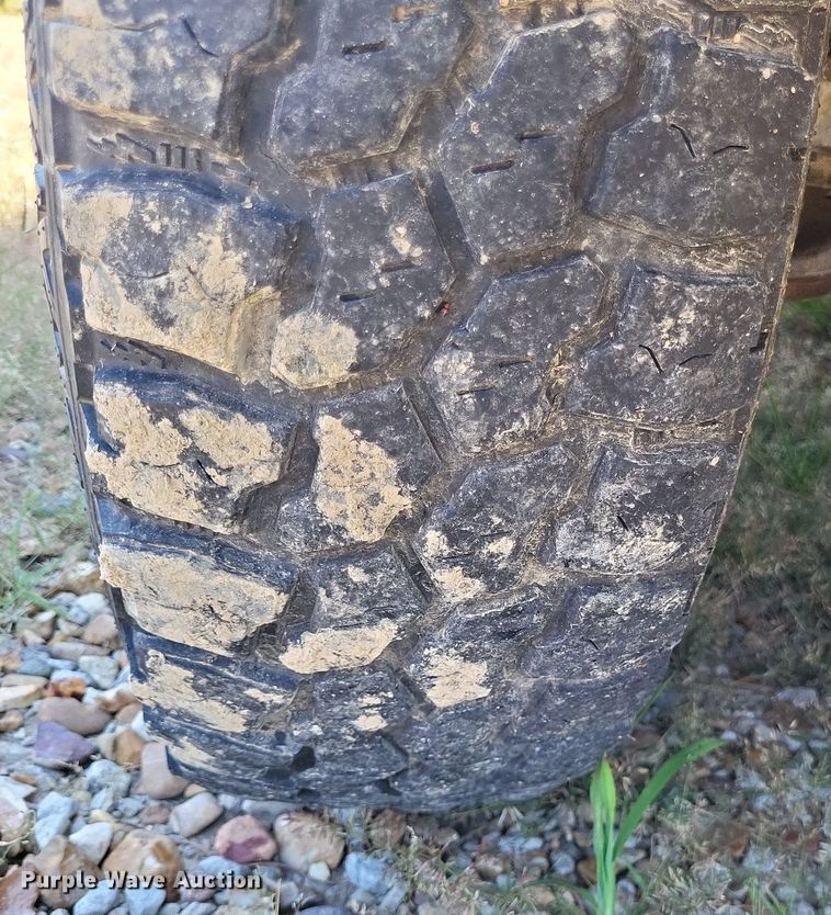 image for item LS9686 2001 Ford F350 Super Duty XL  Crew Cab utility bed pickup truck