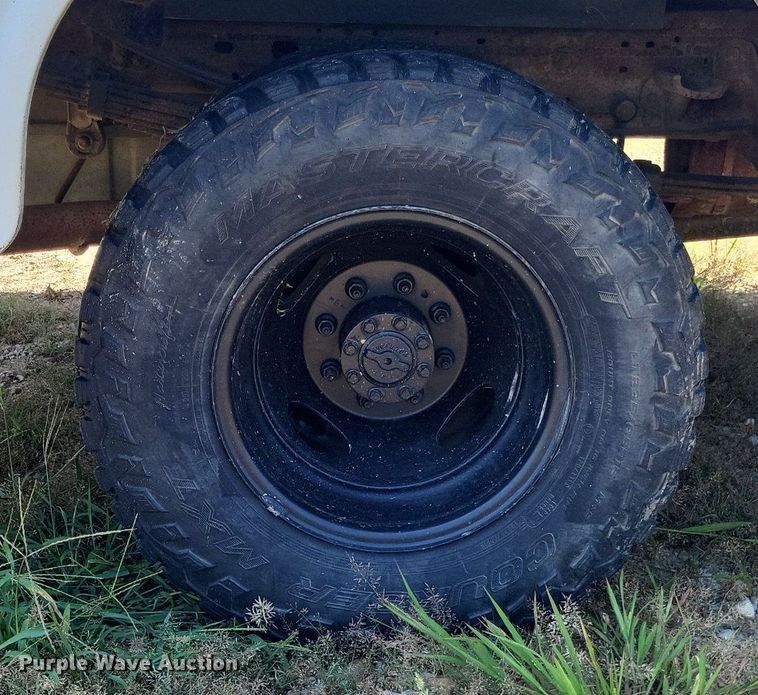 image for item LS9686 2001 Ford F350 Super Duty XL  Crew Cab utility bed pickup truck