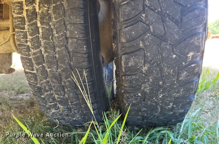 image for item LS9686 2001 Ford F350 Super Duty XL  Crew Cab utility bed pickup truck