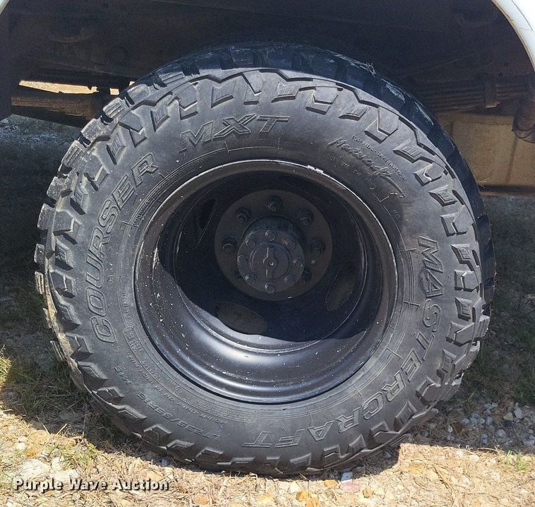 image for item LS9686 2001 Ford F350 Super Duty XL  Crew Cab utility bed pickup truck