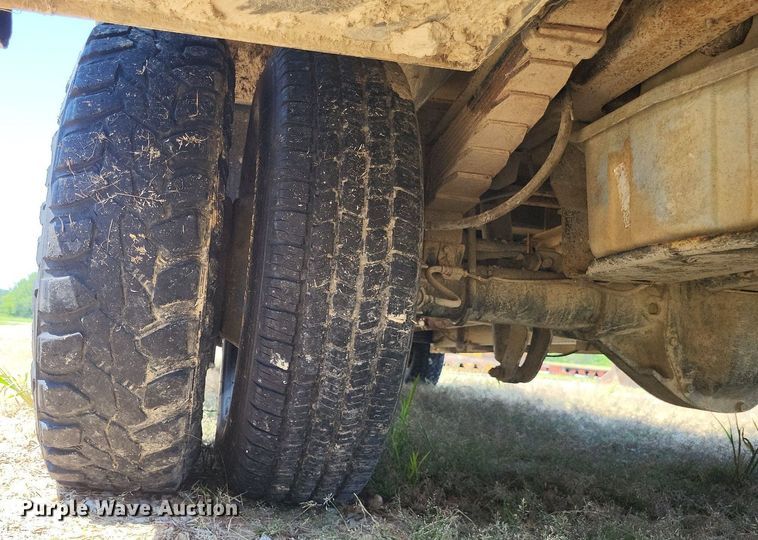 image for item LS9686 2001 Ford F350 Super Duty XL  Crew Cab utility bed pickup truck