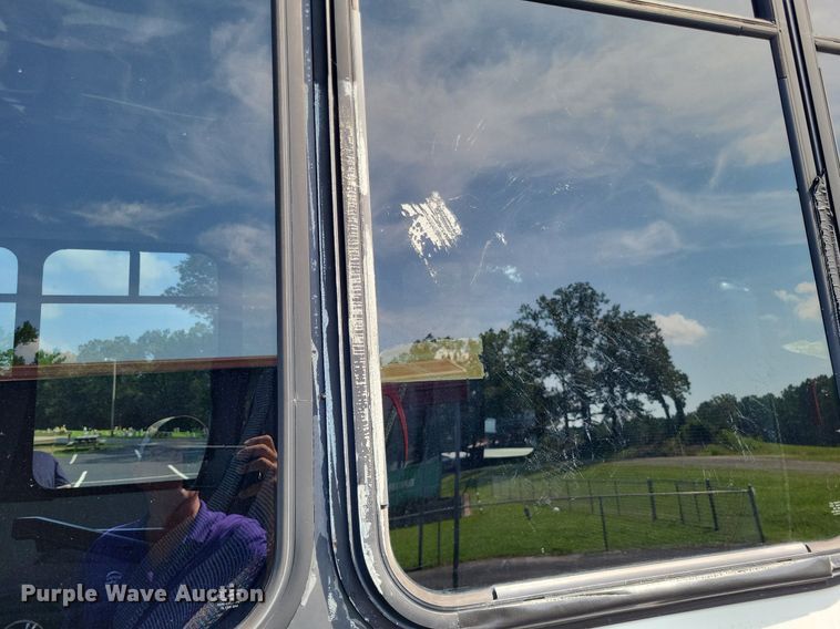 image for item LS9691 2003  Ford E450 Super Duty  shuttle bus