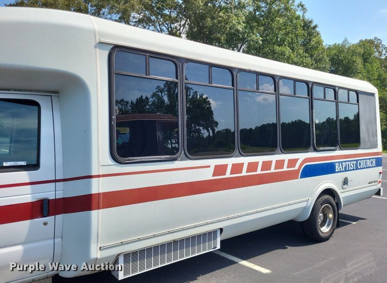 image for item LS9691 2003  Ford E450 Super Duty  shuttle bus