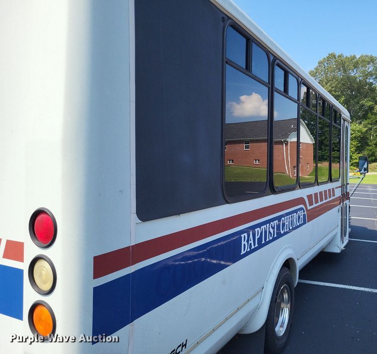 image for item LS9691 2003  Ford E450 Super Duty  shuttle bus