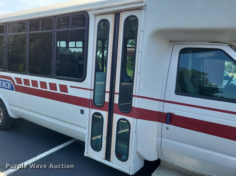 image for item LS9691 2003  Ford E450 Super Duty  shuttle bus