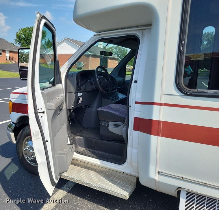 image for item LS9691 2003  Ford E450 Super Duty  shuttle bus