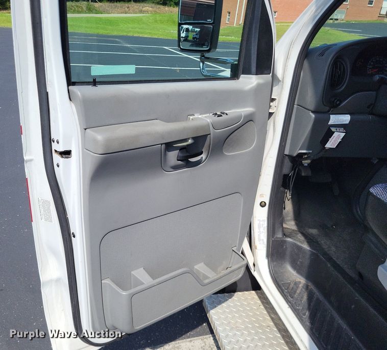 image for item LS9691 2003  Ford E450 Super Duty  shuttle bus