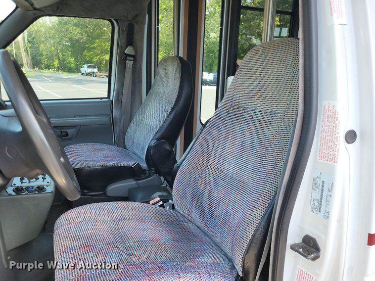 image for item LS9691 2003  Ford E450 Super Duty  shuttle bus