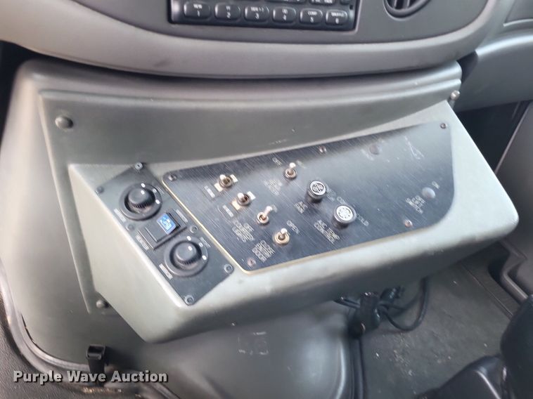 image for item LS9691 2003  Ford E450 Super Duty  shuttle bus