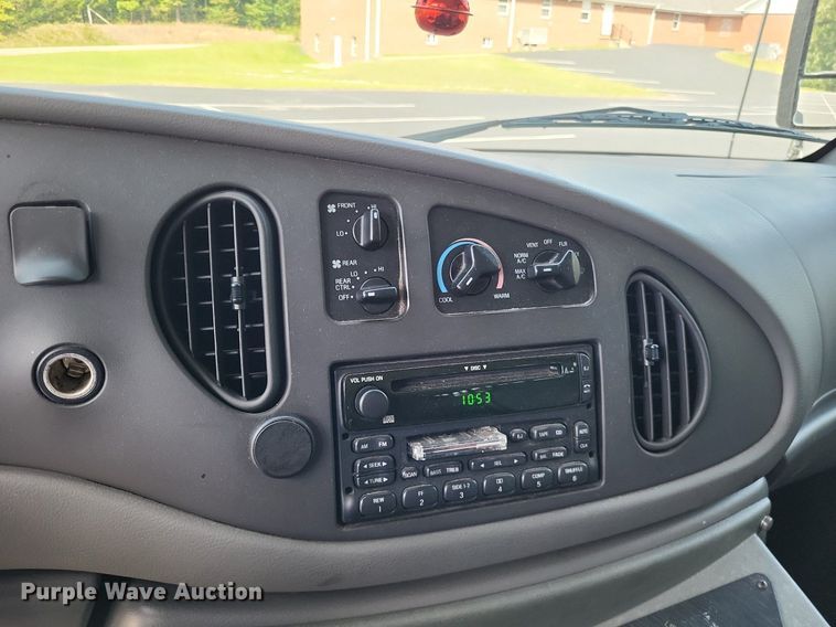 image for item LS9691 2003  Ford E450 Super Duty  shuttle bus