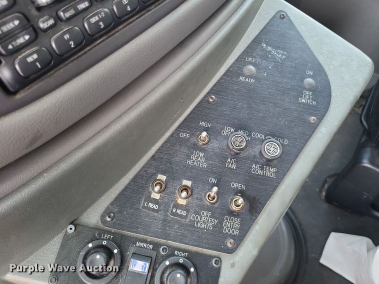 image for item LS9691 2003  Ford E450 Super Duty  shuttle bus