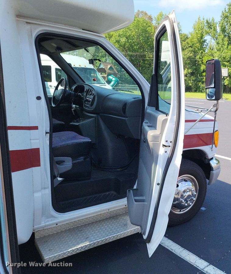 image for item LS9691 2003  Ford E450 Super Duty  shuttle bus