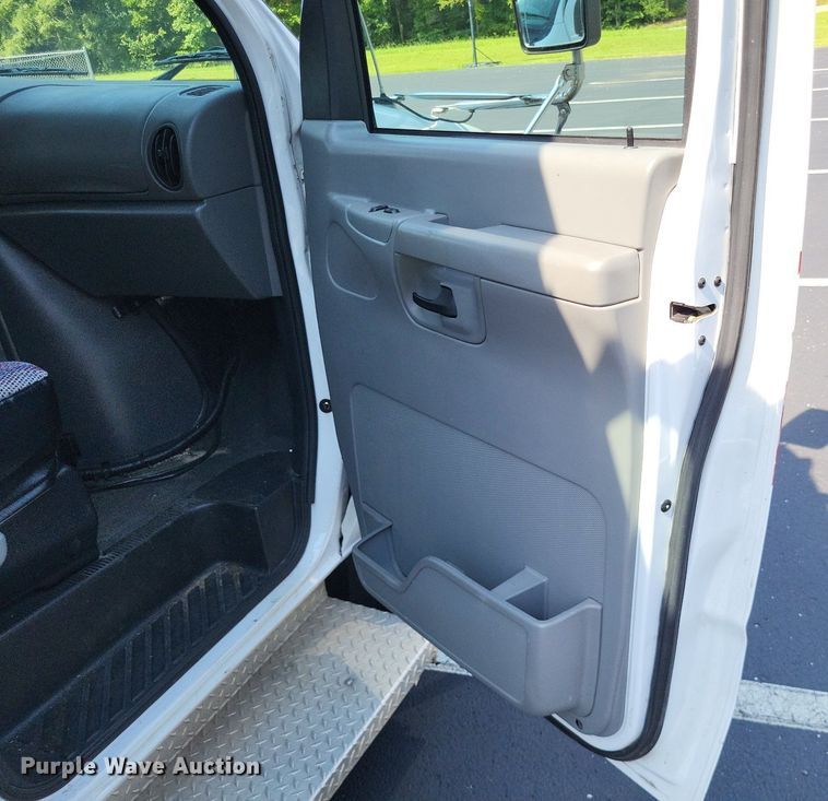 image for item LS9691 2003  Ford E450 Super Duty  shuttle bus