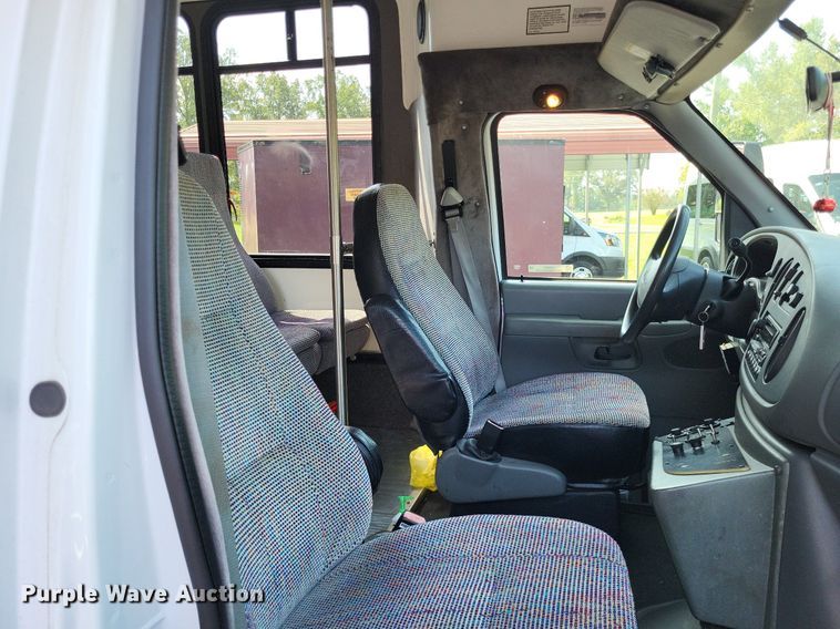image for item LS9691 2003  Ford E450 Super Duty  shuttle bus