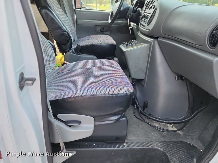 image for item LS9691 2003  Ford E450 Super Duty  shuttle bus