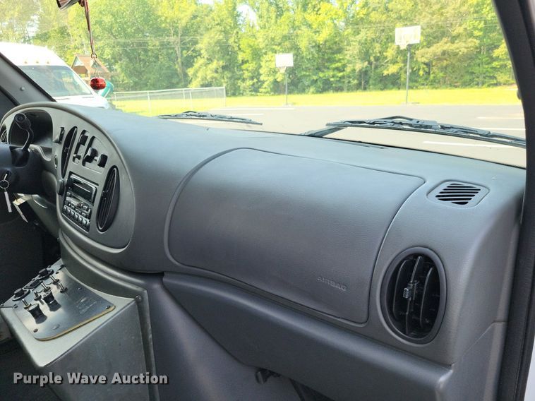 image for item LS9691 2003  Ford E450 Super Duty  shuttle bus