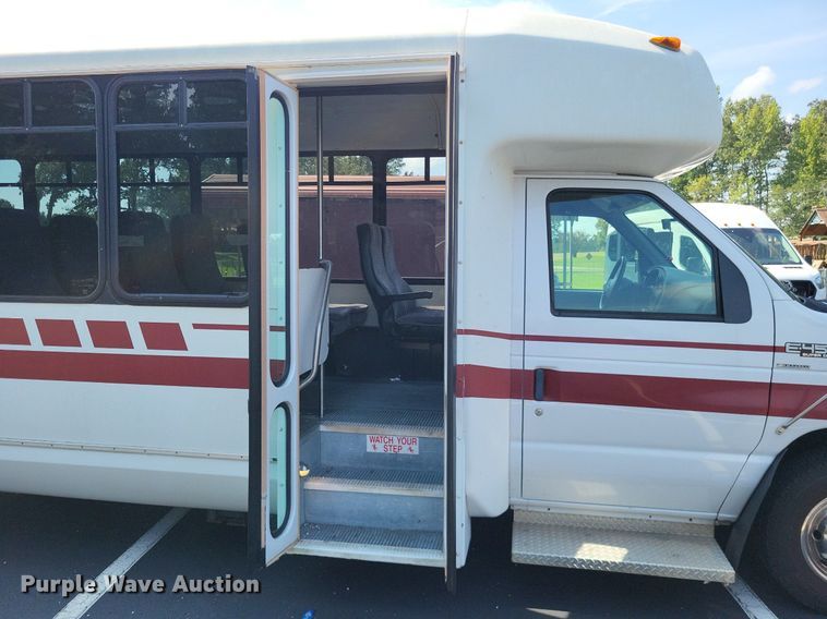 image for item LS9691 2003  Ford E450 Super Duty  shuttle bus