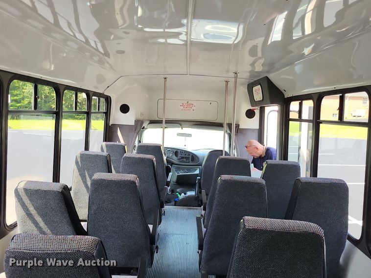 image for item LS9691 2003  Ford E450 Super Duty  shuttle bus