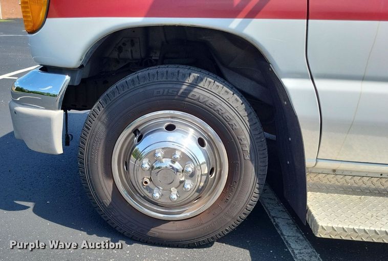 image for item LS9691 2003  Ford E450 Super Duty  shuttle bus