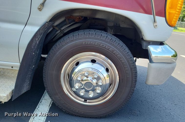 image for item LS9691 2003  Ford E450 Super Duty  shuttle bus