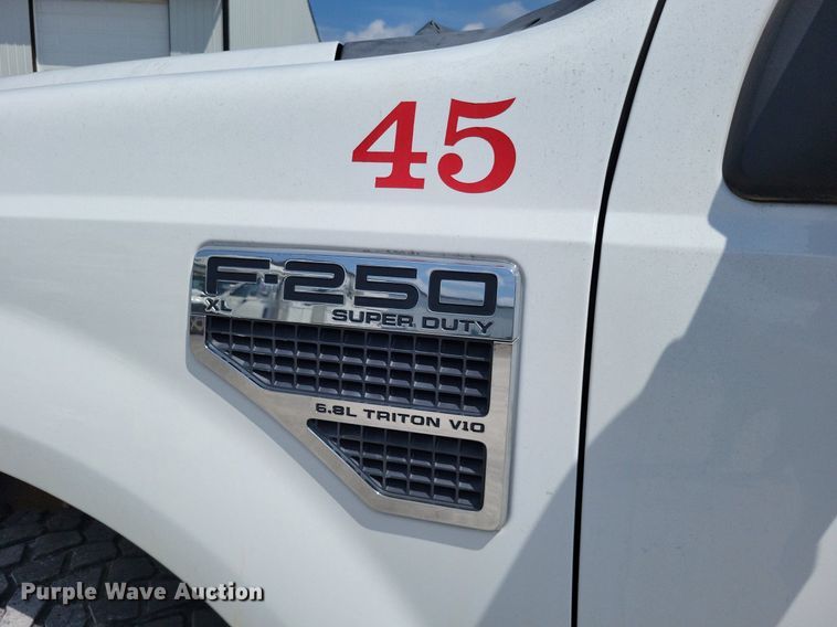 image for item LS9692 2010  Ford F250 Super Duty XL  SuperCab utility bed pickup truck