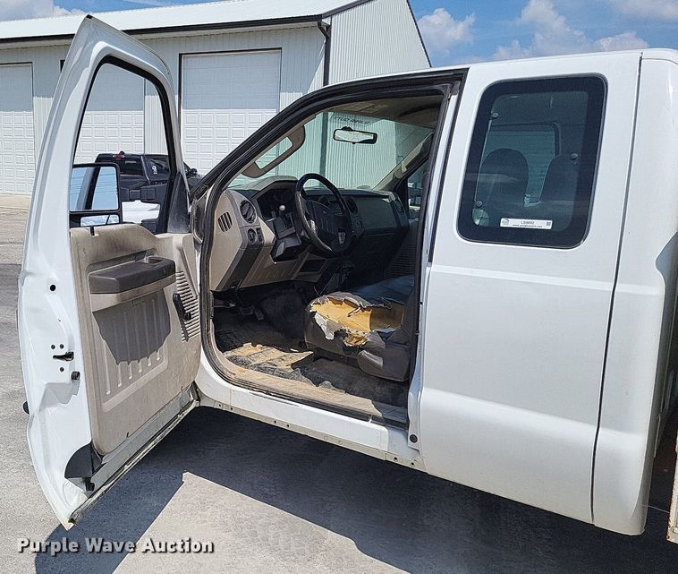 image for item LS9692 2010  Ford F250 Super Duty XL  SuperCab utility bed pickup truck