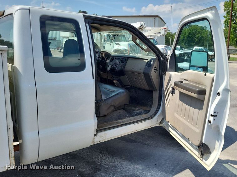 image for item LS9692 2010  Ford F250 Super Duty XL  SuperCab utility bed pickup truck