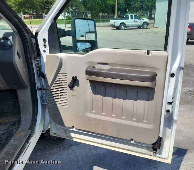 image for item LS9692 2010  Ford F250 Super Duty XL  SuperCab utility bed pickup truck