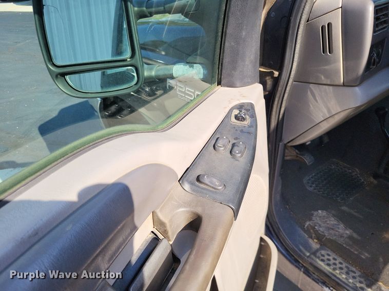 image for item LS9701 1999 Ford F250 Super Duty XLT  SuperCab pickup truck