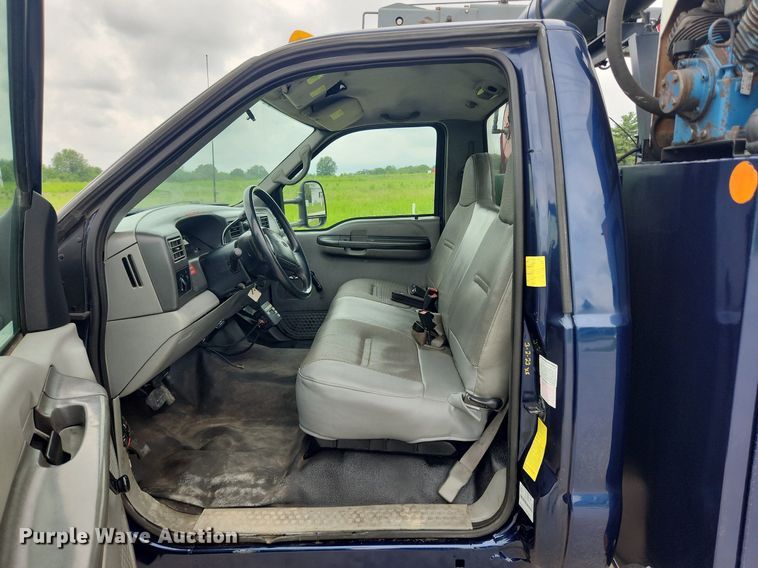 image for item LX9617 2002 Ford F450 Super Duty XL  utility / service truck