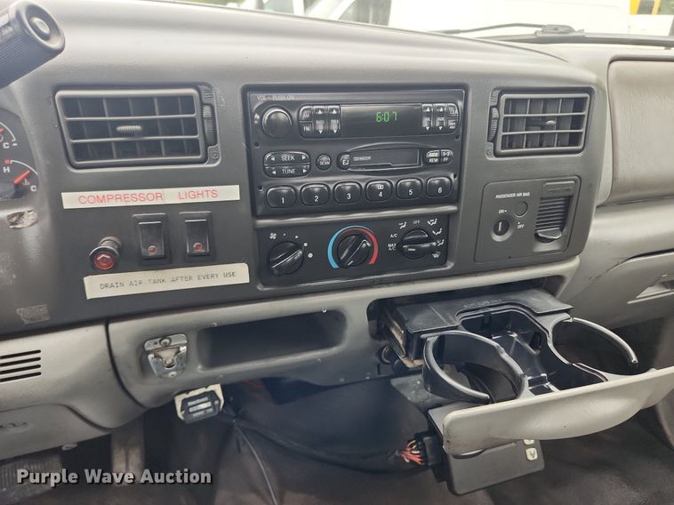 image for item LX9617 2002 Ford F450 Super Duty XL  utility / service truck