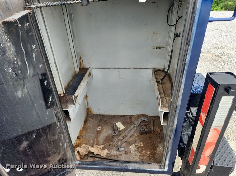 image for item LX9617 2002 Ford F450 Super Duty XL  utility / service truck