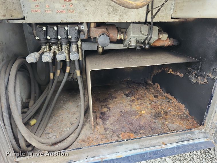 image for item LX9617 2002 Ford F450 Super Duty XL  utility / service truck