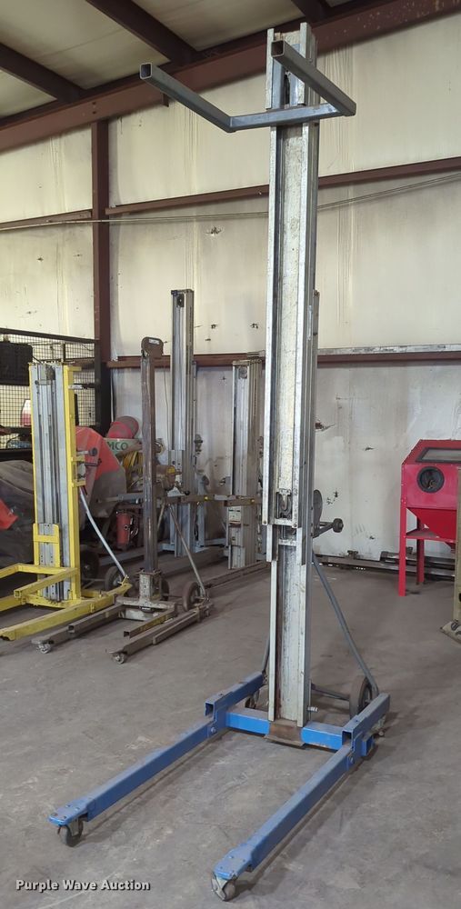 image for item LY9372 Material lift