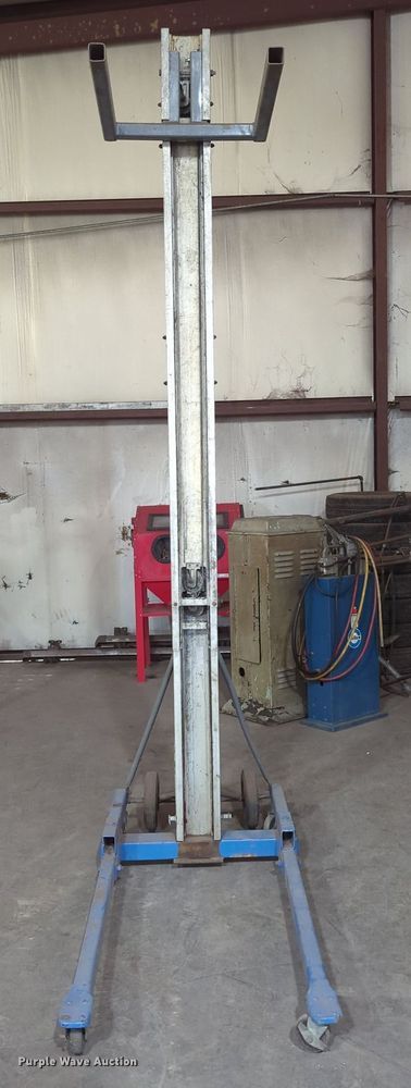 image for item LY9372 Material lift