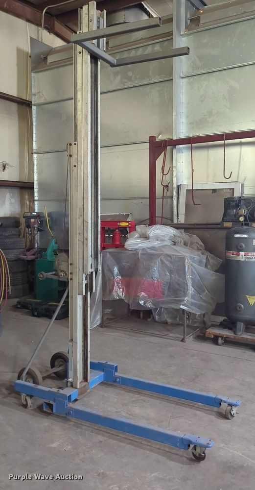 image for item LY9372 Material lift