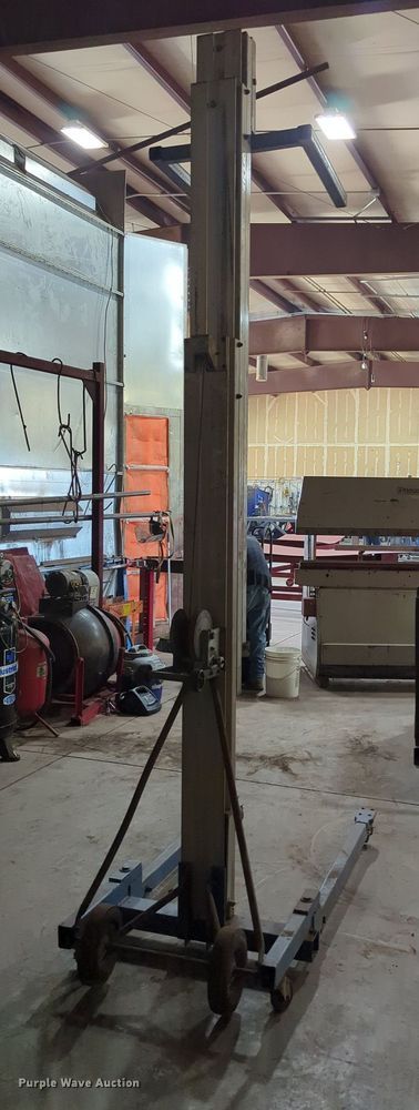 image for item LY9372 Material lift