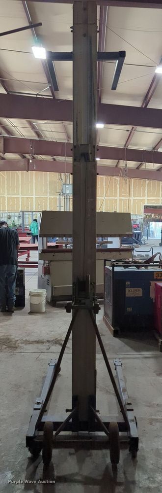 image for item LY9372 Material lift