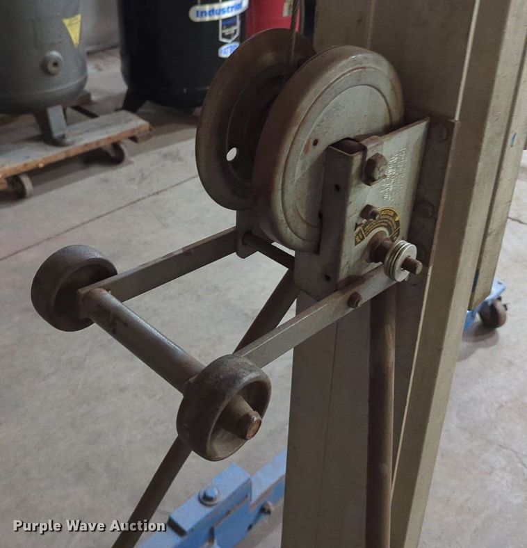 image for item LY9372 Material lift