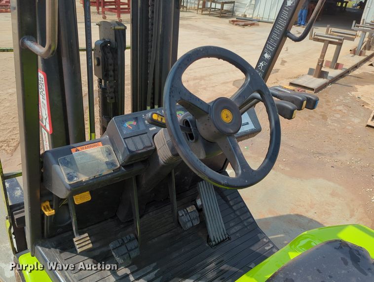 image for item LY9380 Clark CGC25  forklift