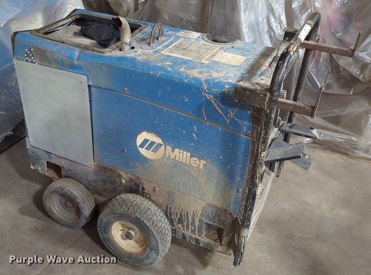 image for item LY9383 Miller Bobcat 225  welder/generator