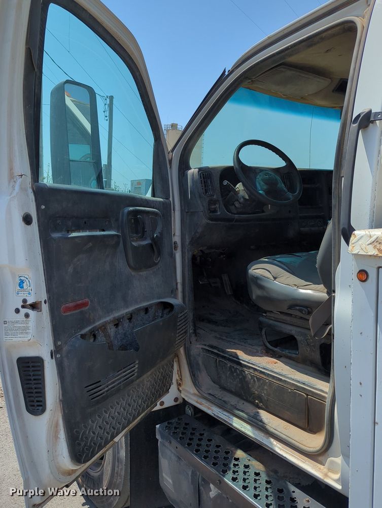 image for item LY9390 2005 Chevrolet C6500  utility / service truck