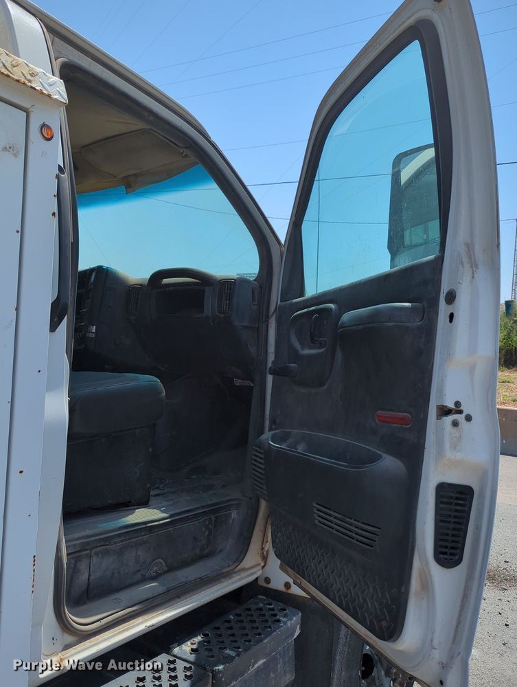 image for item LY9390 2005 Chevrolet C6500  utility / service truck