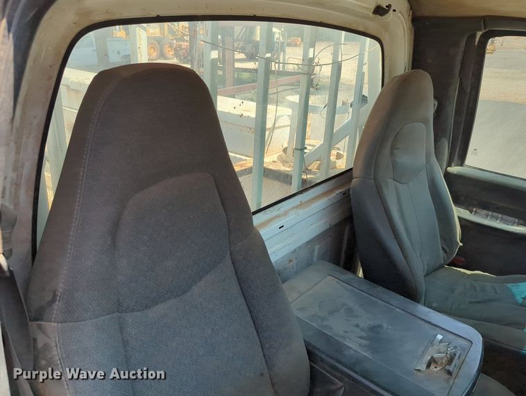 image for item LY9390 2005 Chevrolet C6500  utility / service truck