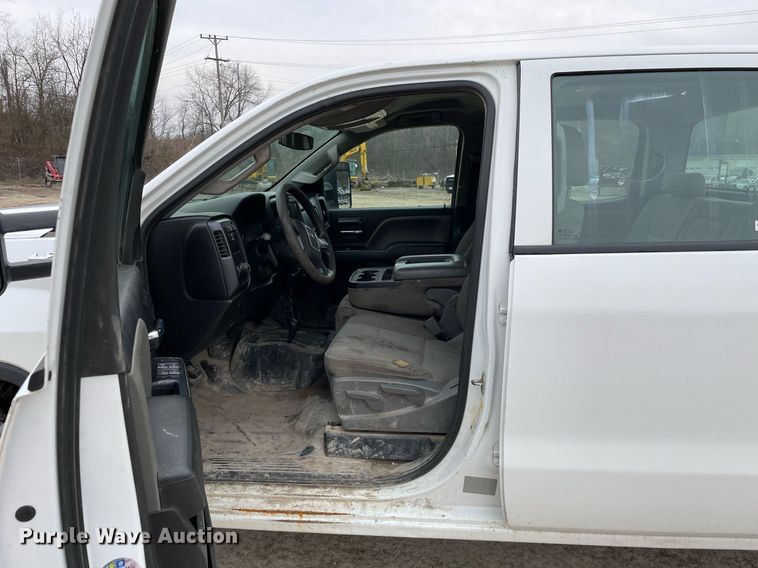 image for item MA9825 2017 GMC Sierra 2500HD Crew Cab pickup truck