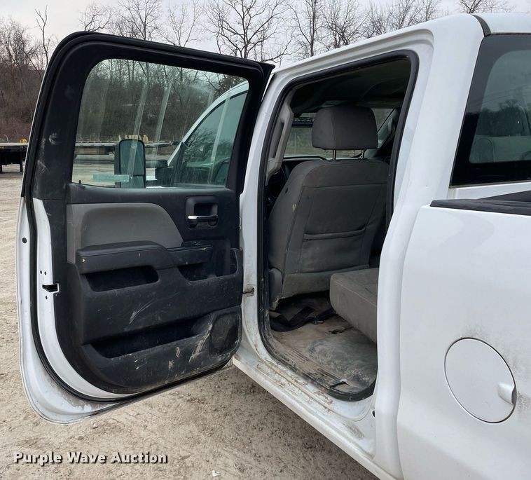 image for item MA9825 2017 GMC Sierra 2500HD Crew Cab pickup truck