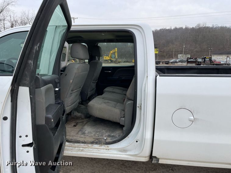 image for item MA9825 2017 GMC Sierra 2500HD Crew Cab pickup truck