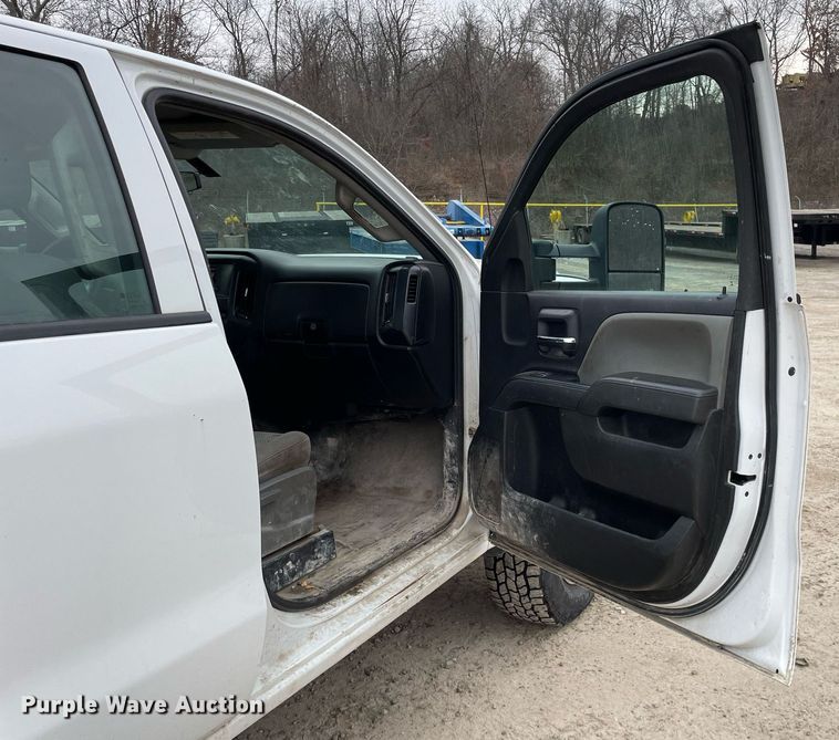 image for item MA9825 2017 GMC Sierra 2500HD Crew Cab pickup truck